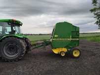 John Deere 570 na szerokim PODBIERACZU