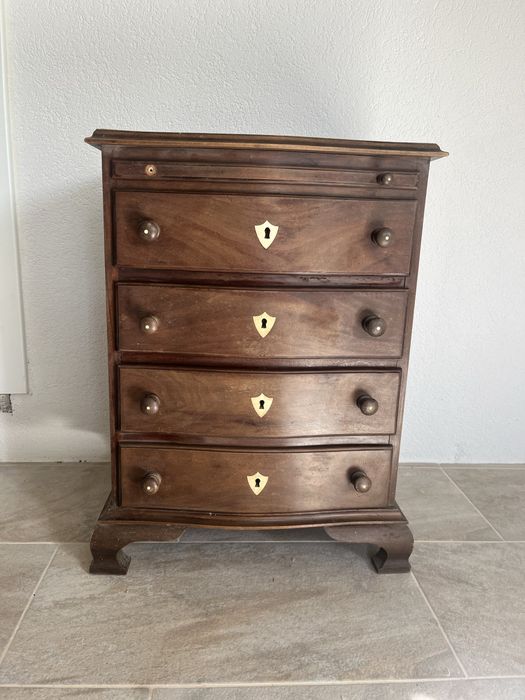 Mesa de cabeceira classica