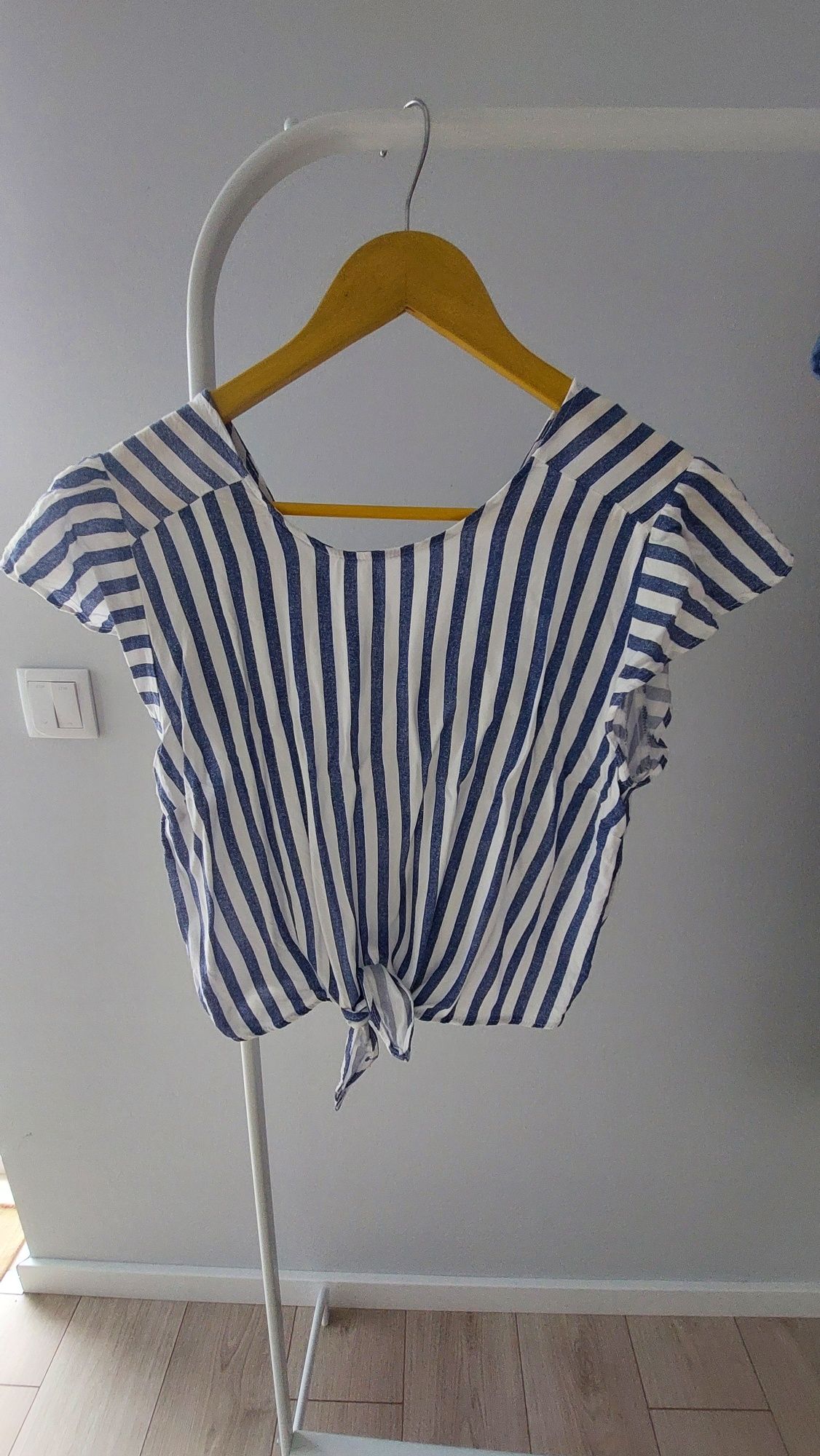 7Peças (3 Blusas e 4 vestidos tamanho M como novos)por 16€.