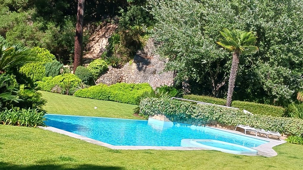 Manutenção de piscinas, limpeza e recuperação  de piscinas