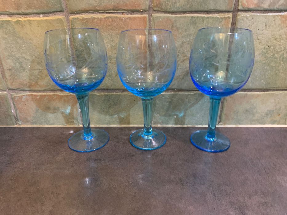 Szafirowe kieliszki ze szlifem prl