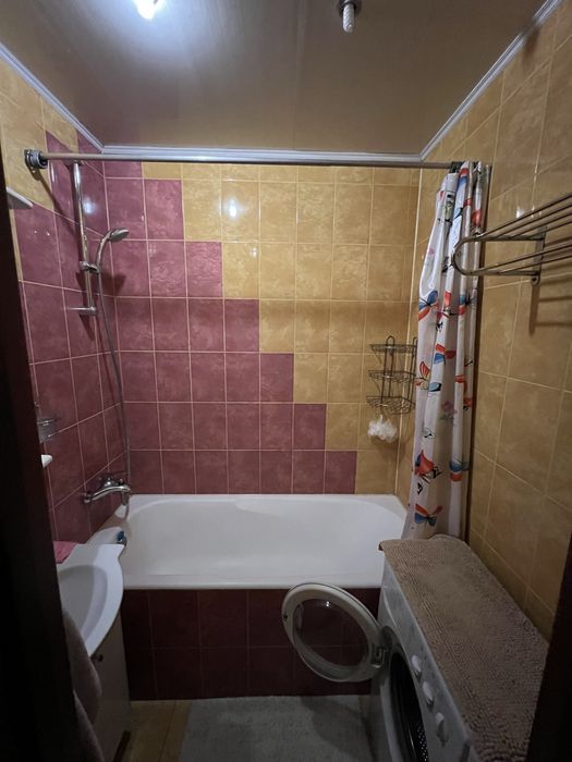 Сдам в оренду  квартиру 4 кімнатна.