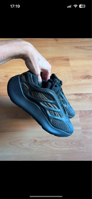 Adodas yeezy 700 v3 dark 37