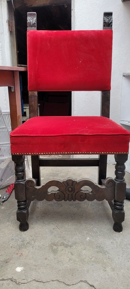 Cadeiras de madeira com estofamento em vermelho