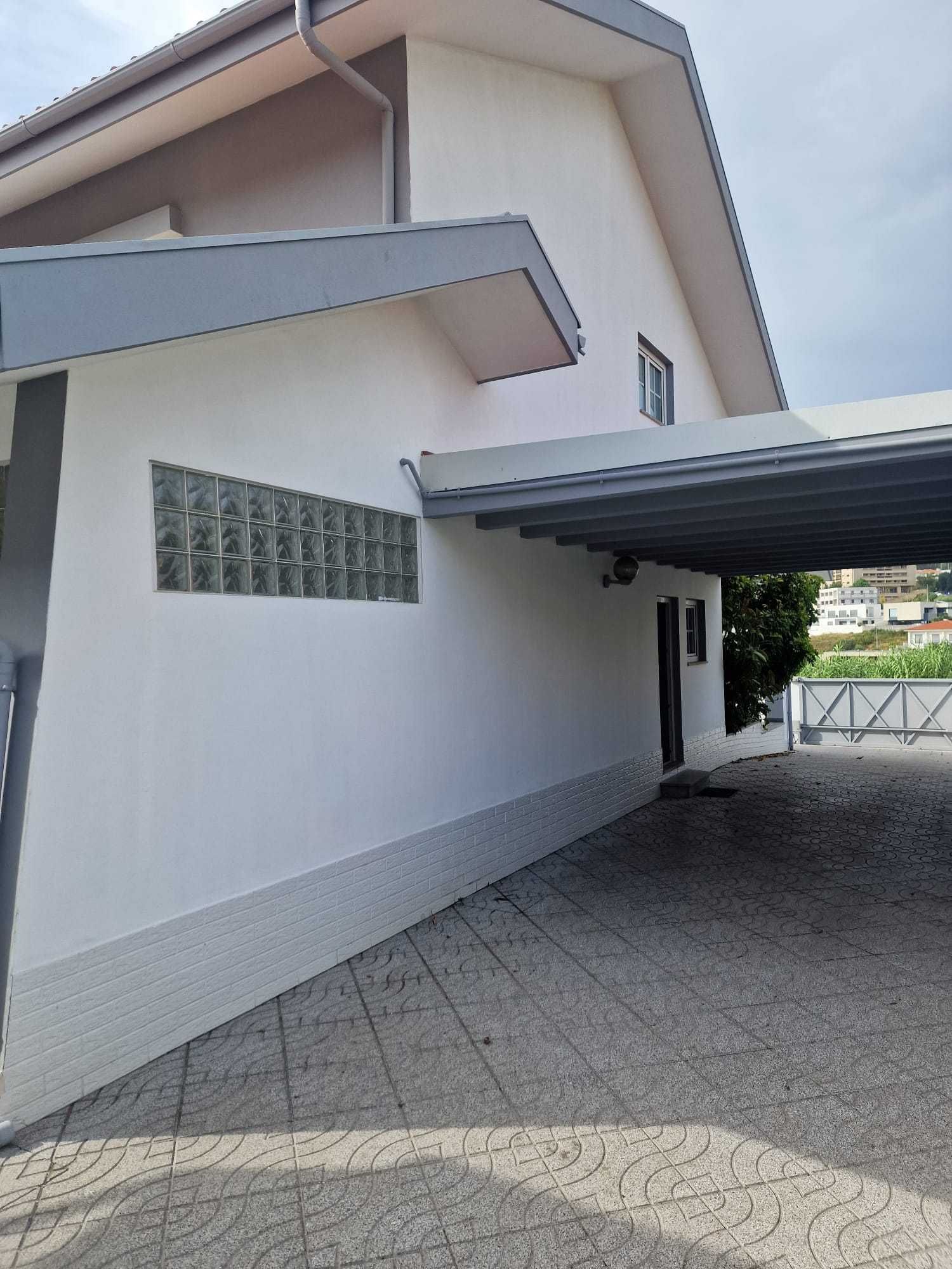 aceita-se permuta
Vivenda T3+1 de 4 frentes
remodelada