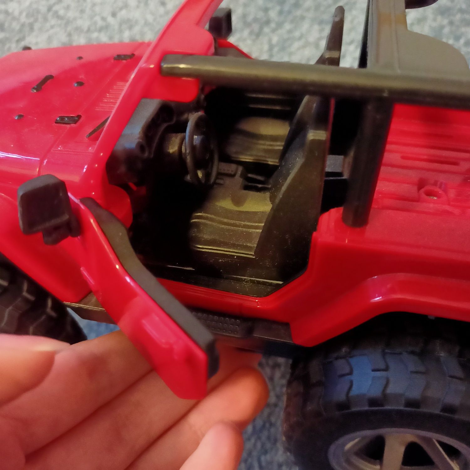 Jeep z otwieranymi drzwiami