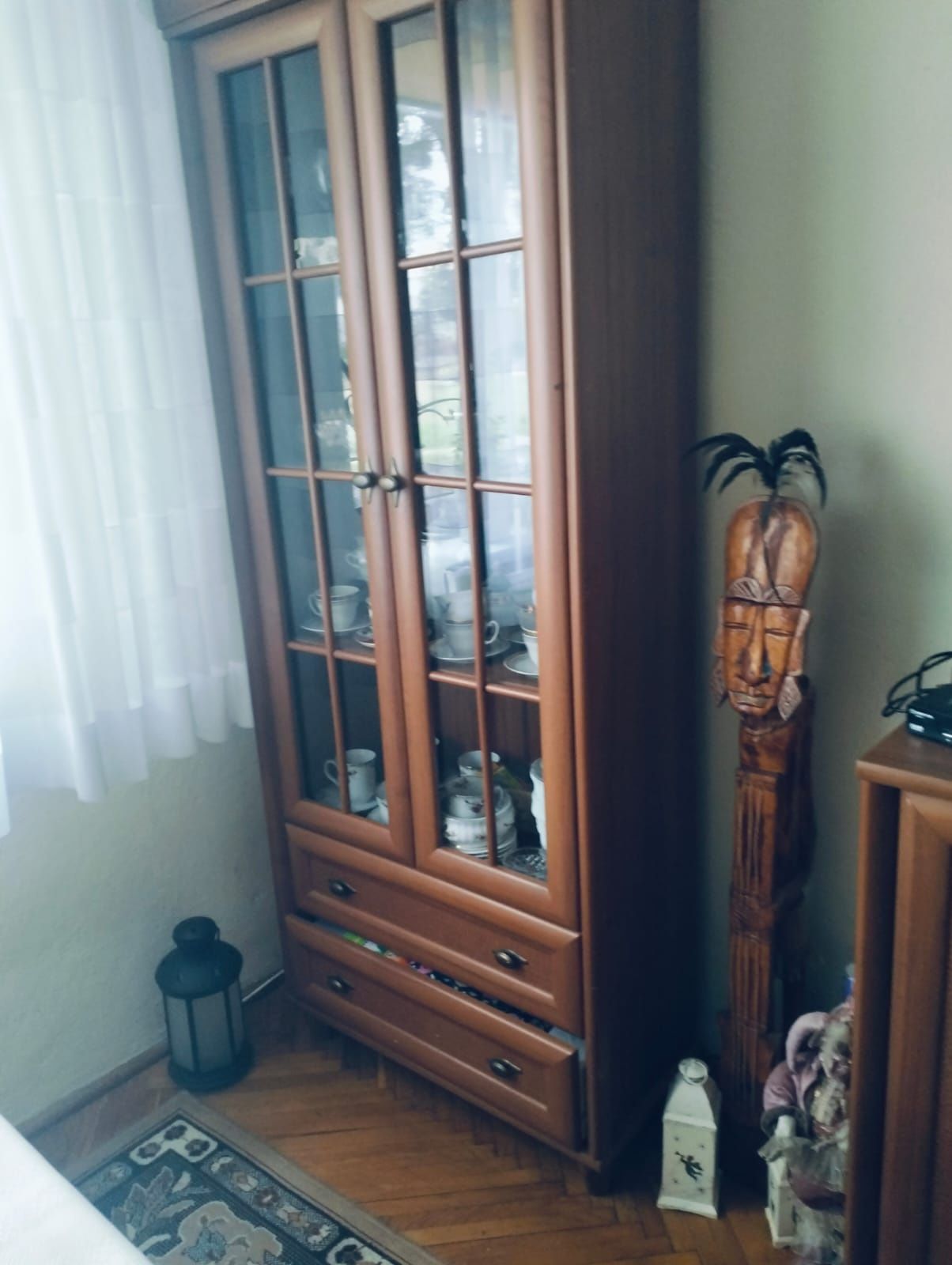 Elegancki komplet mebli do salonu – witryna, komoda, szafa – klasyczny