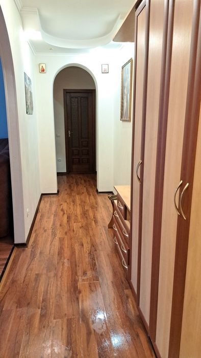 Поряд з центральним автовокзалом.