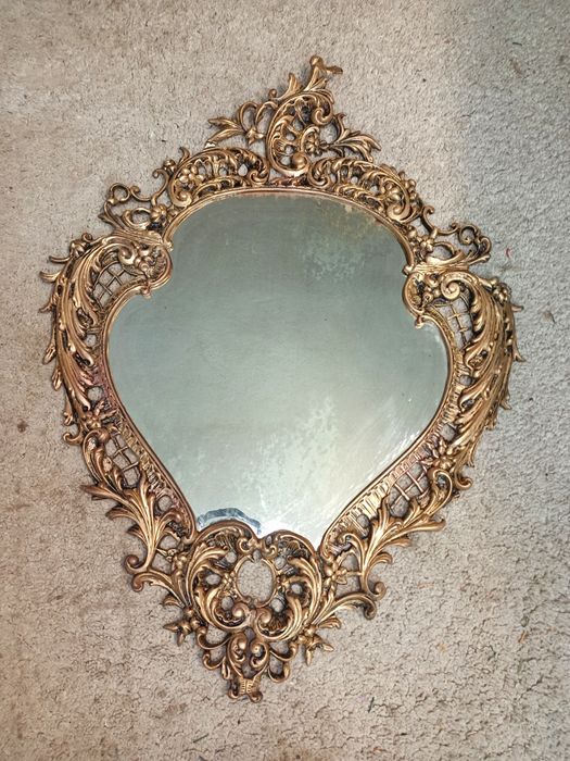 Esplêndido espelho de parede em bronze maciço polido, adornado ao esti