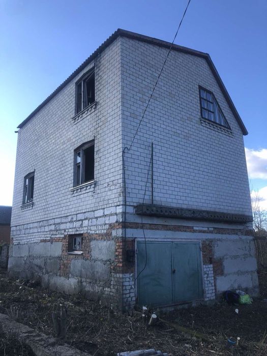 Продаеться 2х поверховий будинок із земельною ділянкою