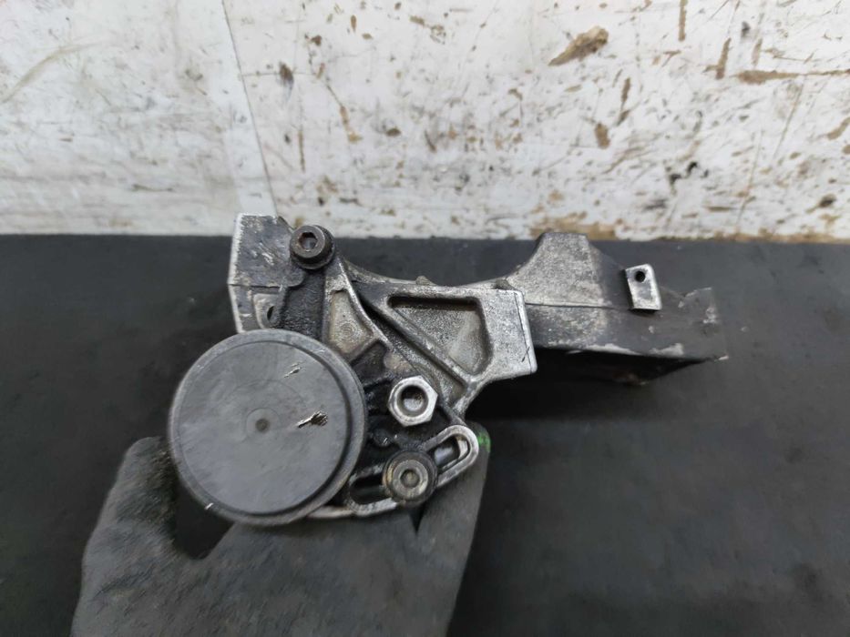 Audi A4 B5 Łapa Mocowanie Sprężarki