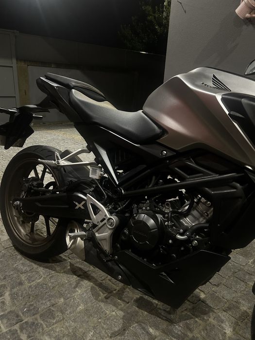 Honda cb125R cinzenta