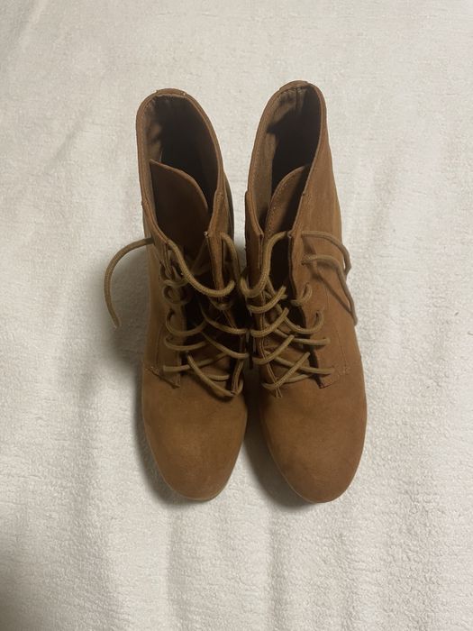 Botas de salto alto castanhas