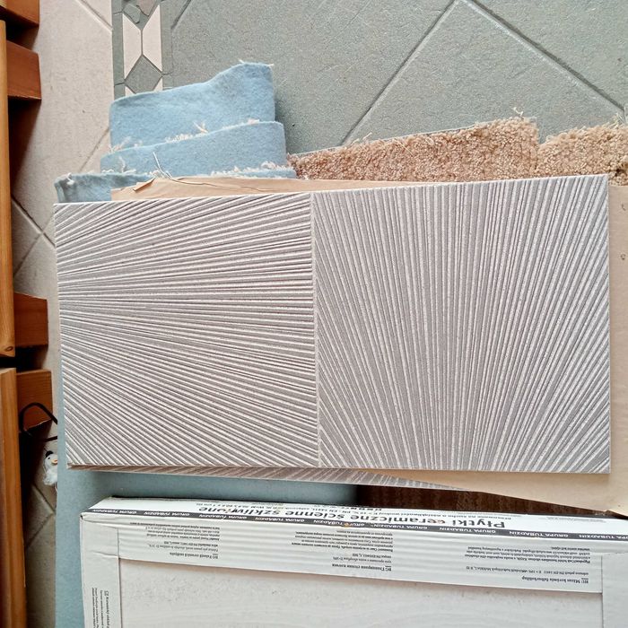 oddam różne szare płytki, które zostały po remoncie