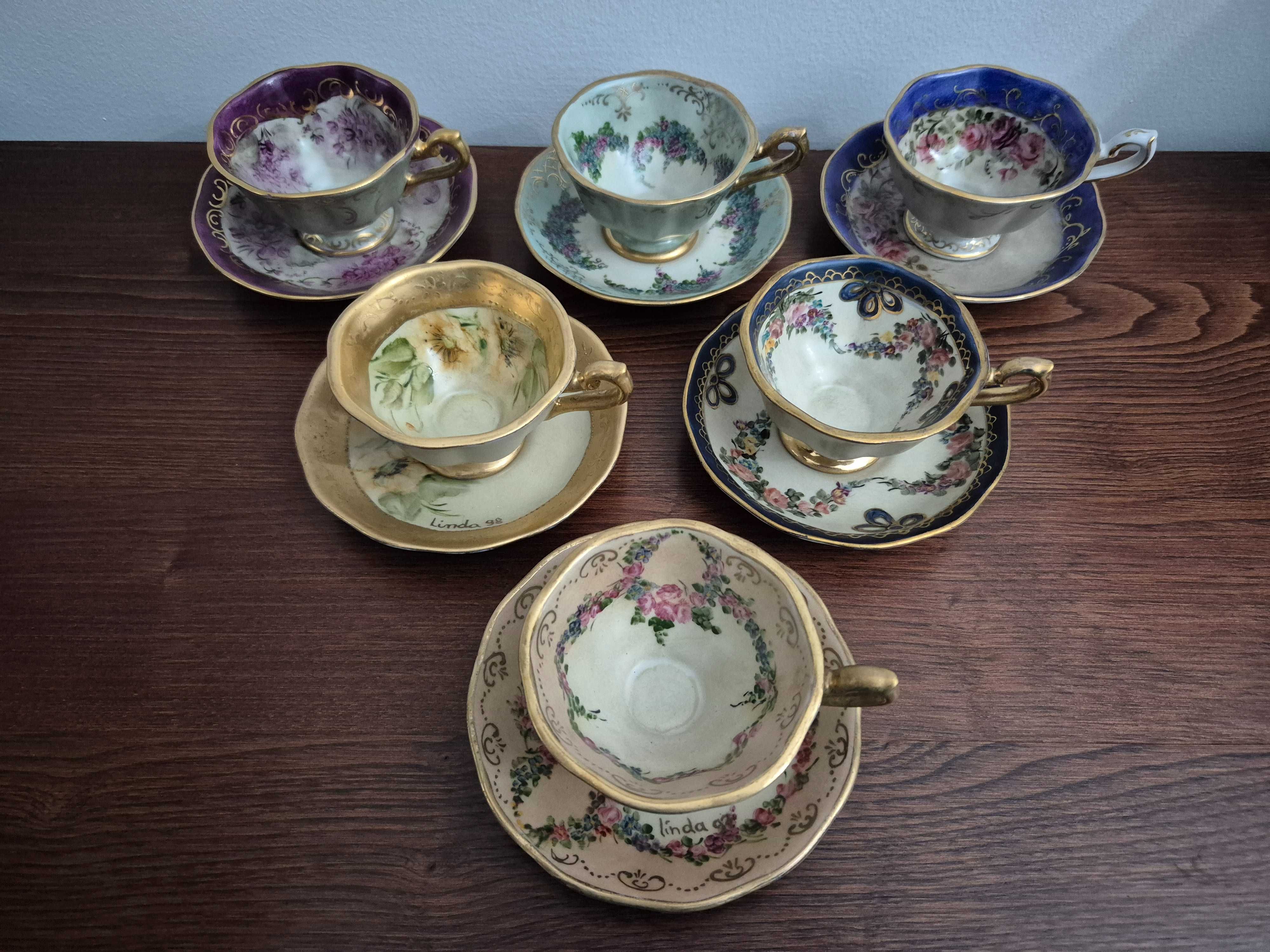 Conjunto de 13 peças em porcelana pintadas à mão