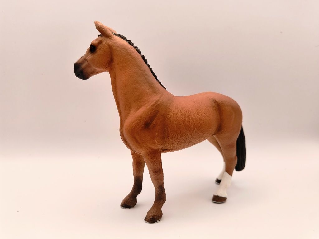 Figurki koni Schleich wałach i źrebak hanover