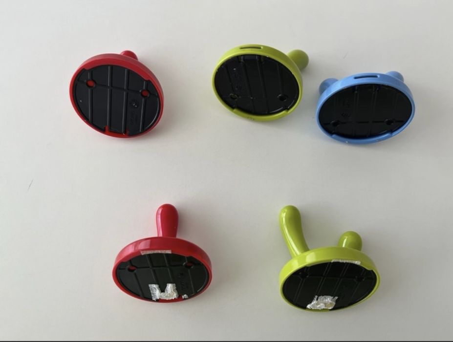 5 cabides IKEA coloridos para quarto de criança