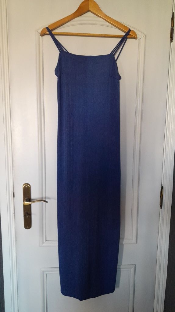 Vestido de festa azul com cauda, com alças duplas e forrado