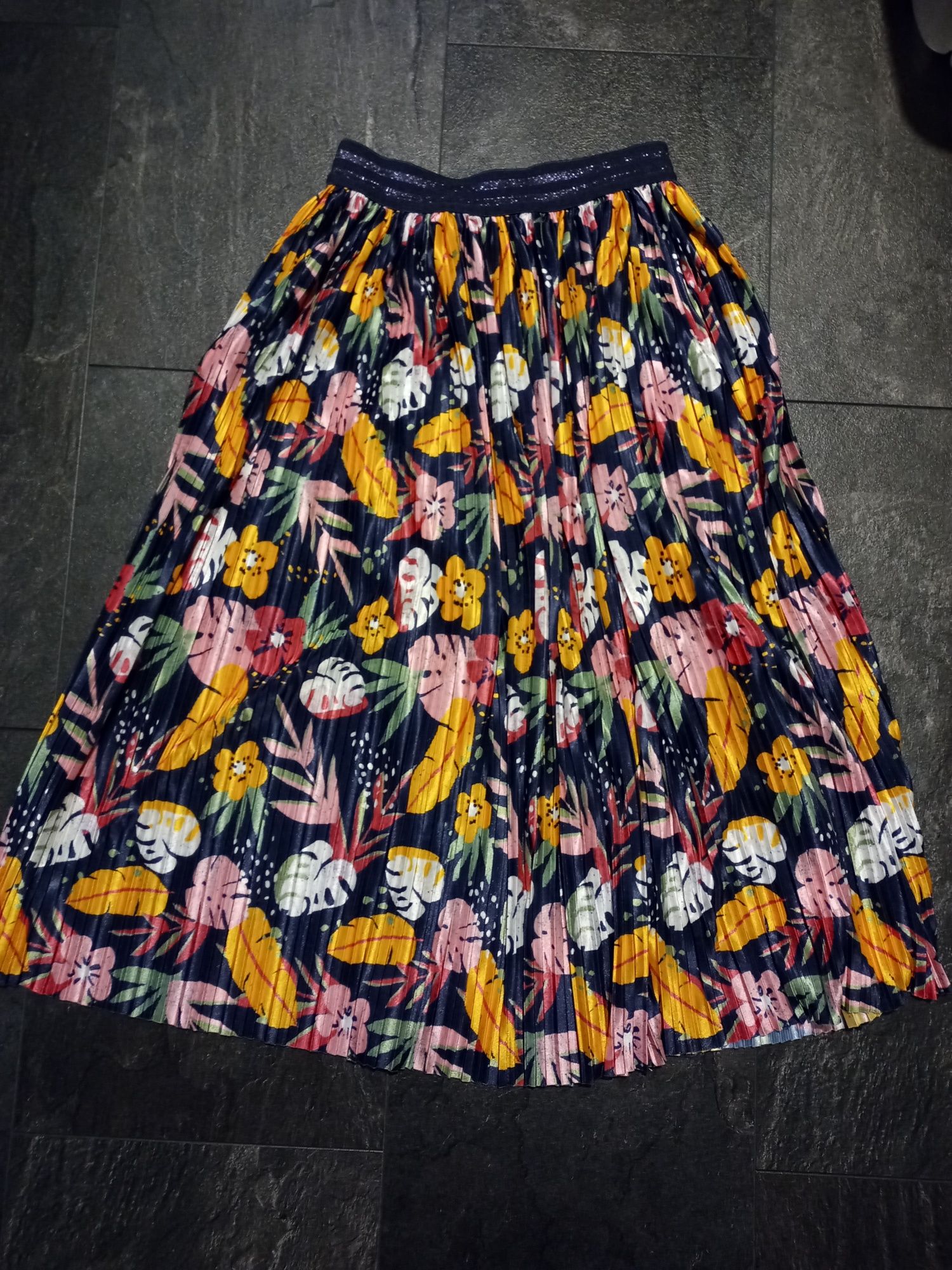 Dwie stylowe spódnice Neonowa plus kwiaty Brokatowe paski Na gumce