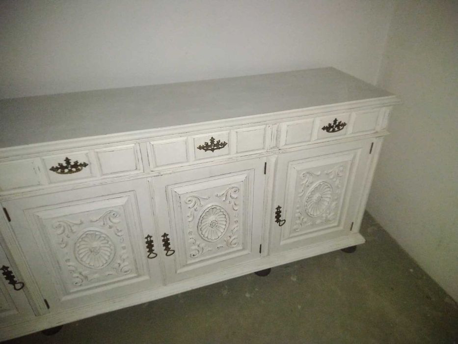 Móvel em madeira restaurado recentemente