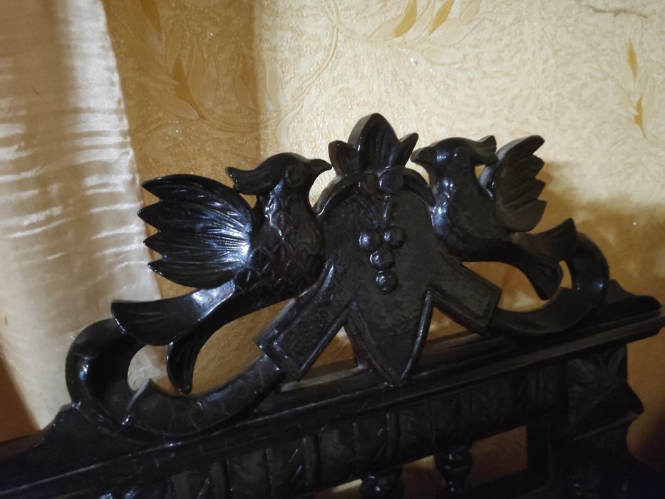 Старая антикварная кровать 1900 годов