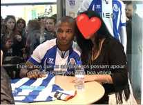 Autógrafada pelos jogadores brahimi e herrera