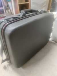 Stara walizka czarna