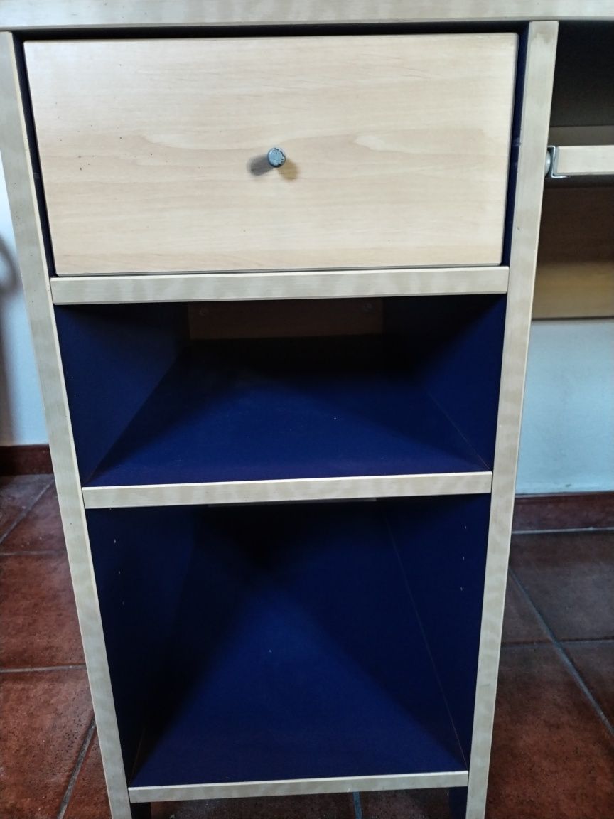 Secretaria azul e creme