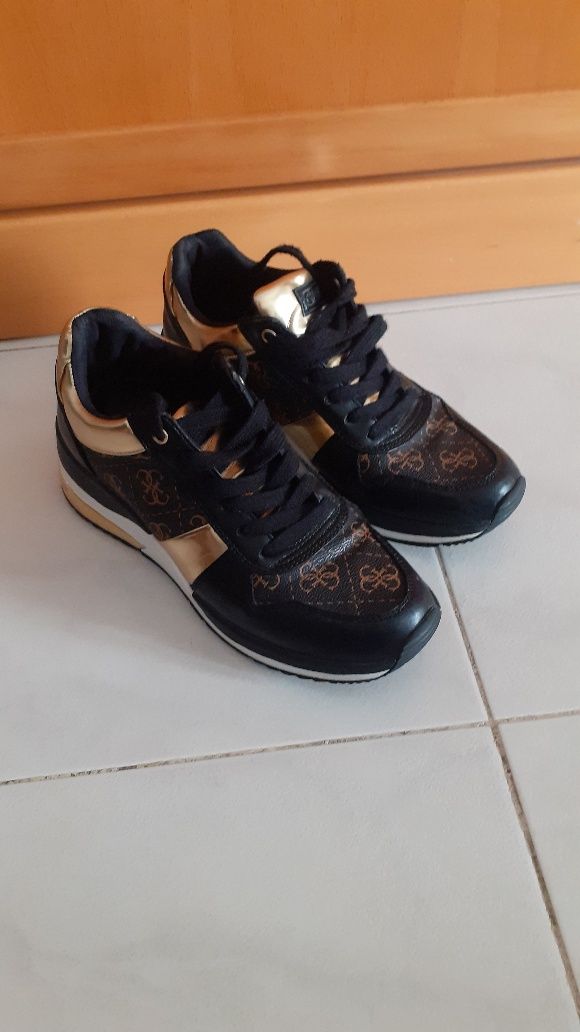 Ténis pretos e dourado ( Senhora ) Guess