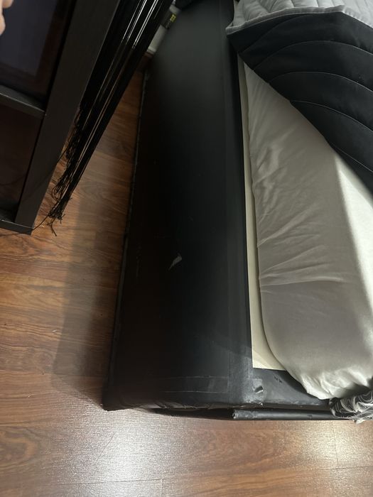 Vendo cabeceira de pele preta e estrutura cama