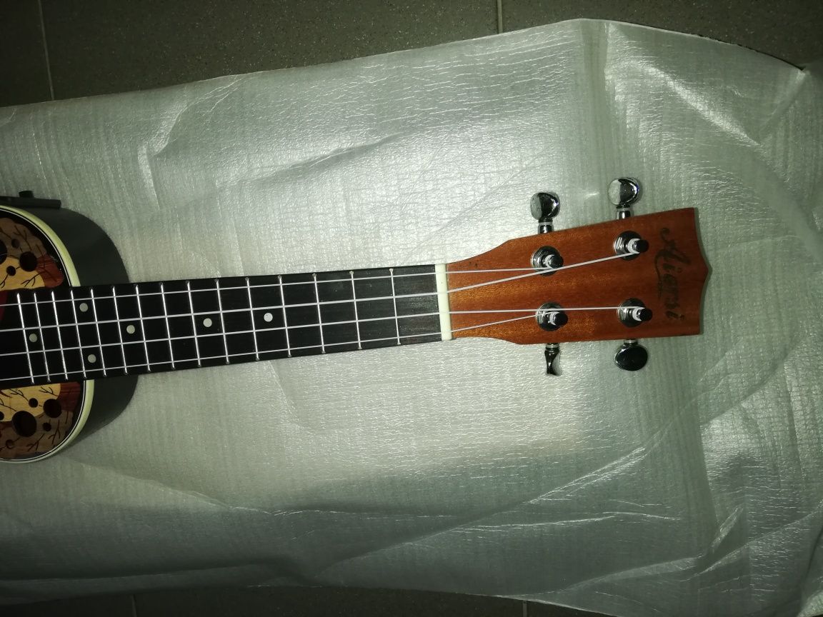 Ukulele soprano ovation elétrico