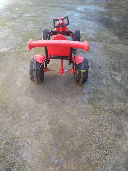 Carro de pedais para criança