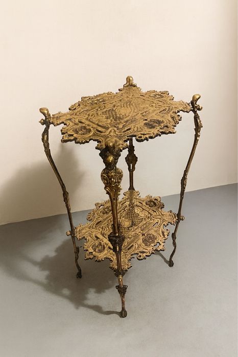 Antyczny, dwupoziomowy stolik z mosiądzu – unikat, piękne zdobienia