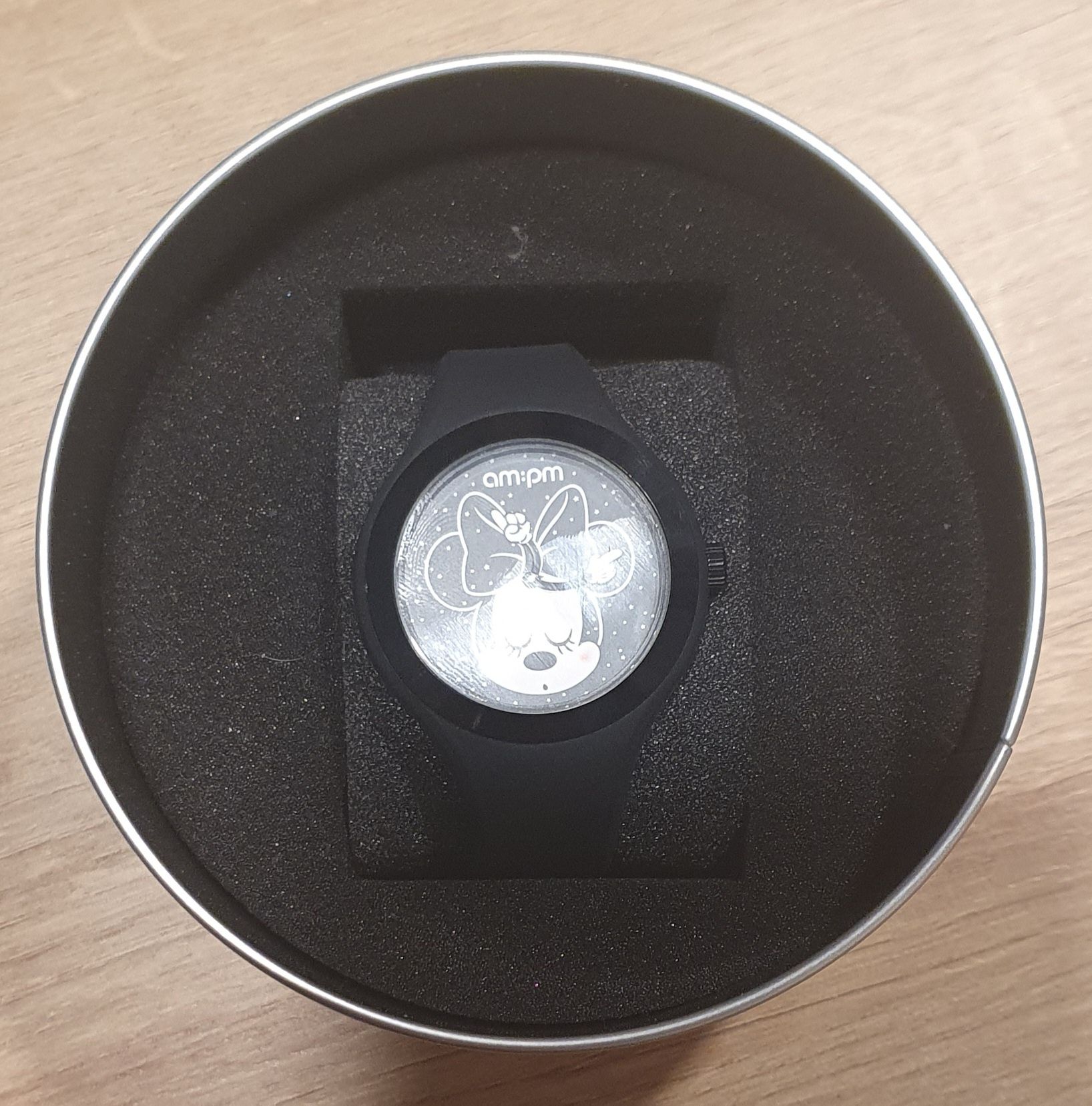 Zegarek z kolekcji Mickey Mouse marki am••pm w pudełku wraz z drugim