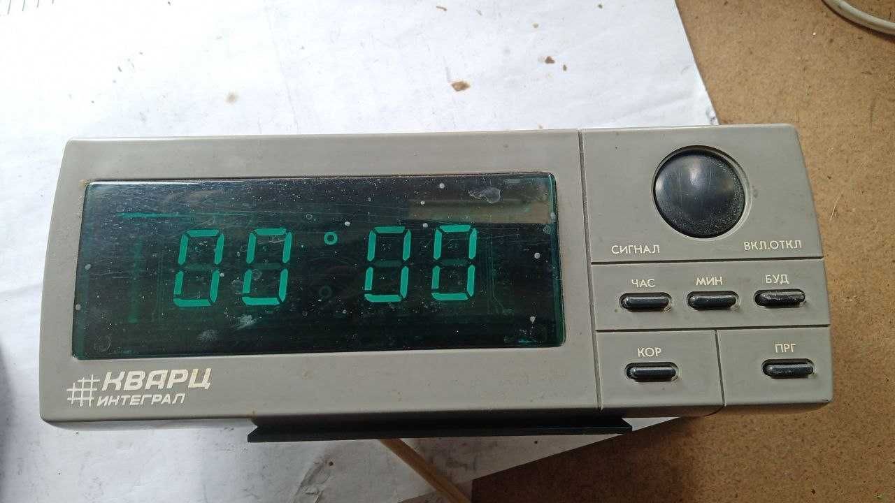Часы с будильником Кварц Интеграл 025