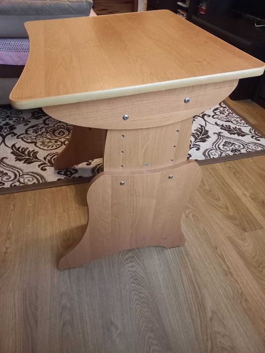 Парта -стол детская с регулировкой высоты и наклона.