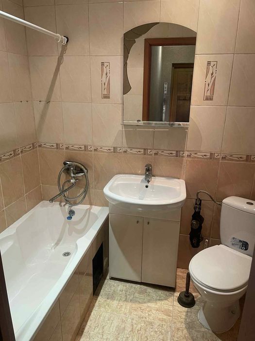 2-кімнатна квартира в центрі міста. Перший поверх.