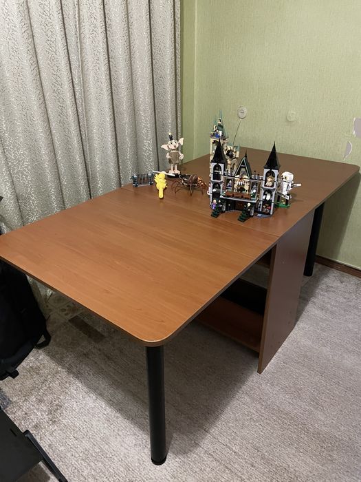 Розкладний стіл з ніжками