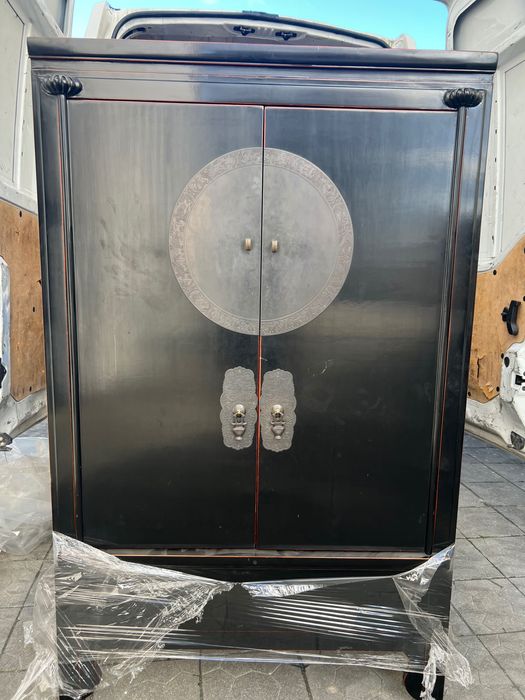 Armário chinês preto