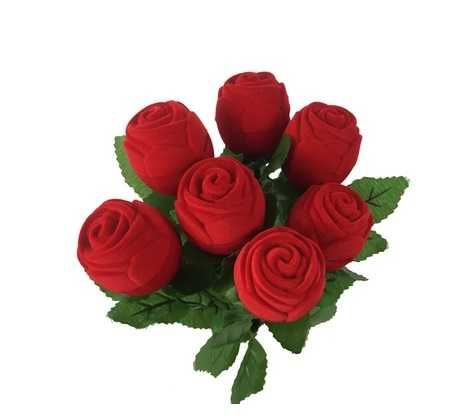 Czerwona aksamitna róża pudełko na pierścionek zaręczynowy walentynki