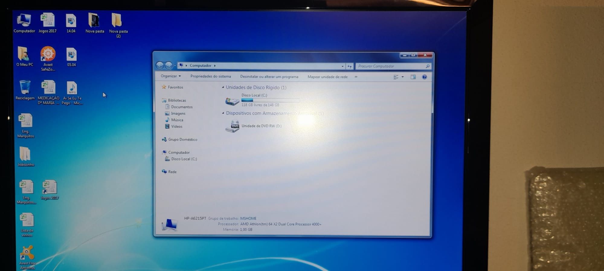 Computador HP, impressora, sistema de som e secretária.