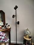 Czarna lampa z IKEI