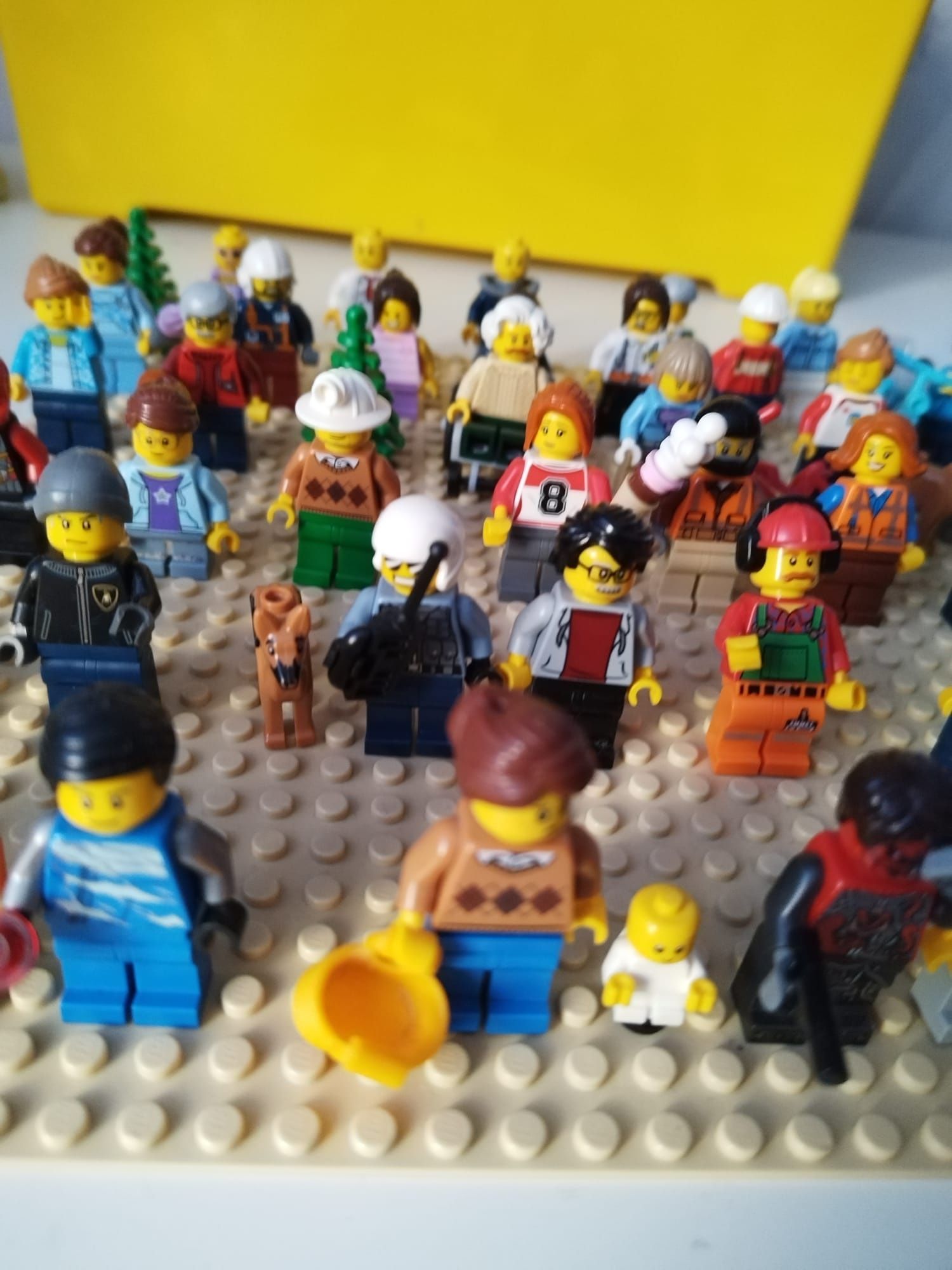 Ludziki Figurki Lego 40 Sztuk Różne plus dwa pudełka z klockami lego