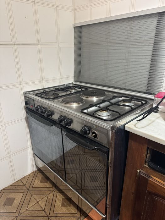 Fogão usado, tanto funciona a gas como a eletricidade