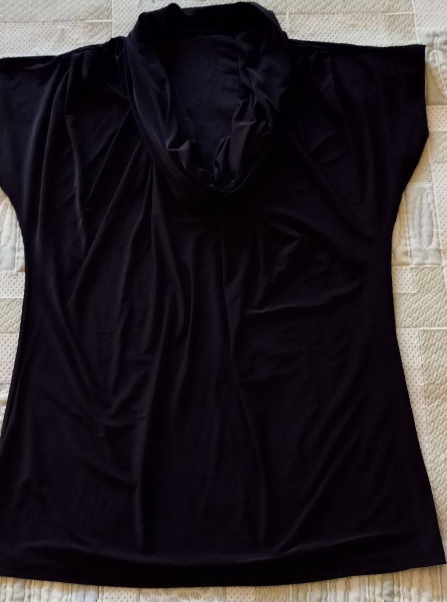2 Blusas de verão, 1 branca c/ peq triângulos (ver preços na descrição