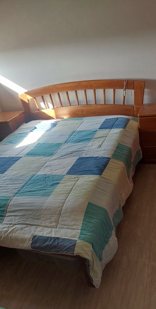 Cama com  2 mesinha e camiseiro