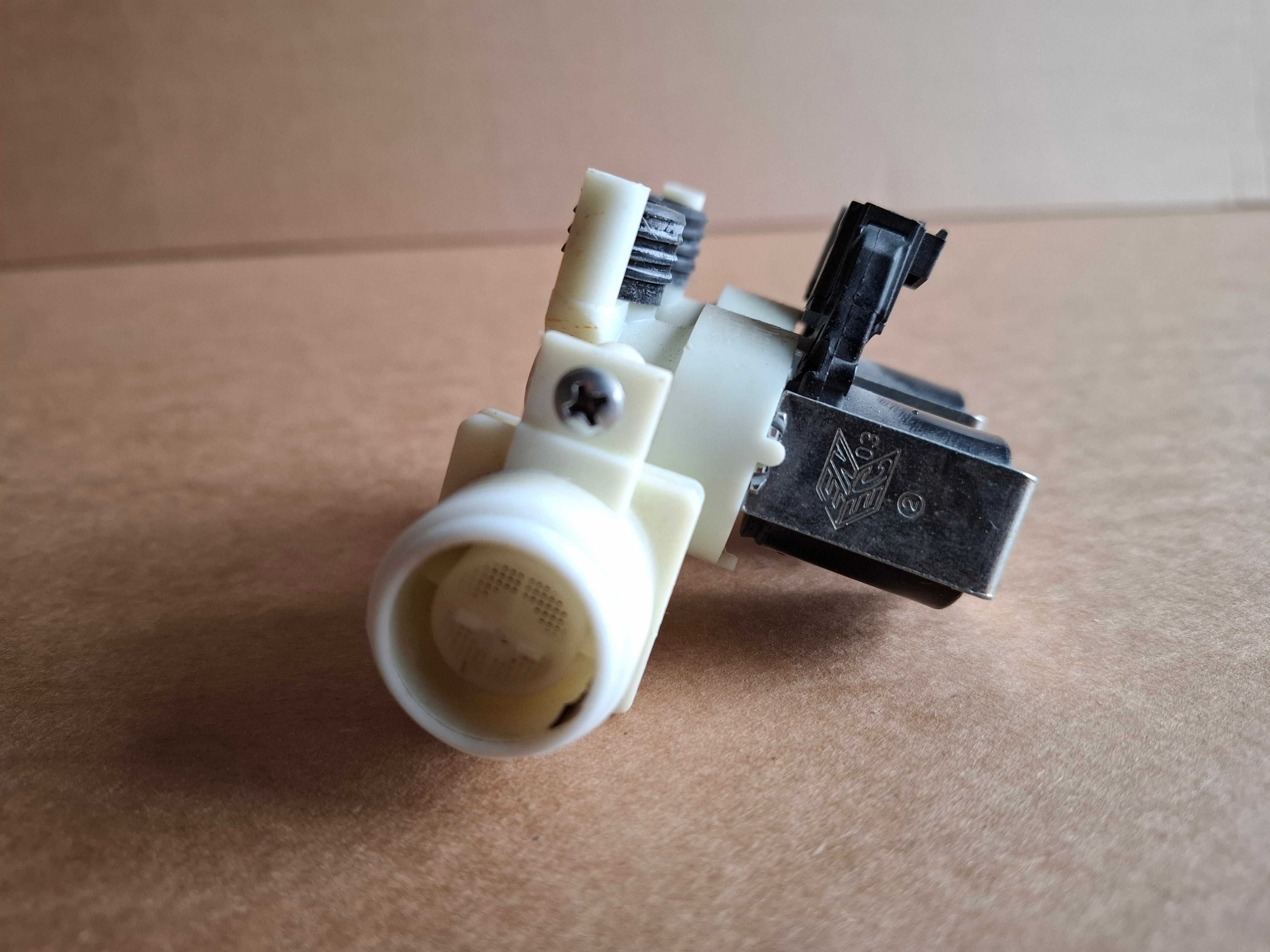 Elektrozawór pralki Hotpoint Ariston WMD 722B EU.