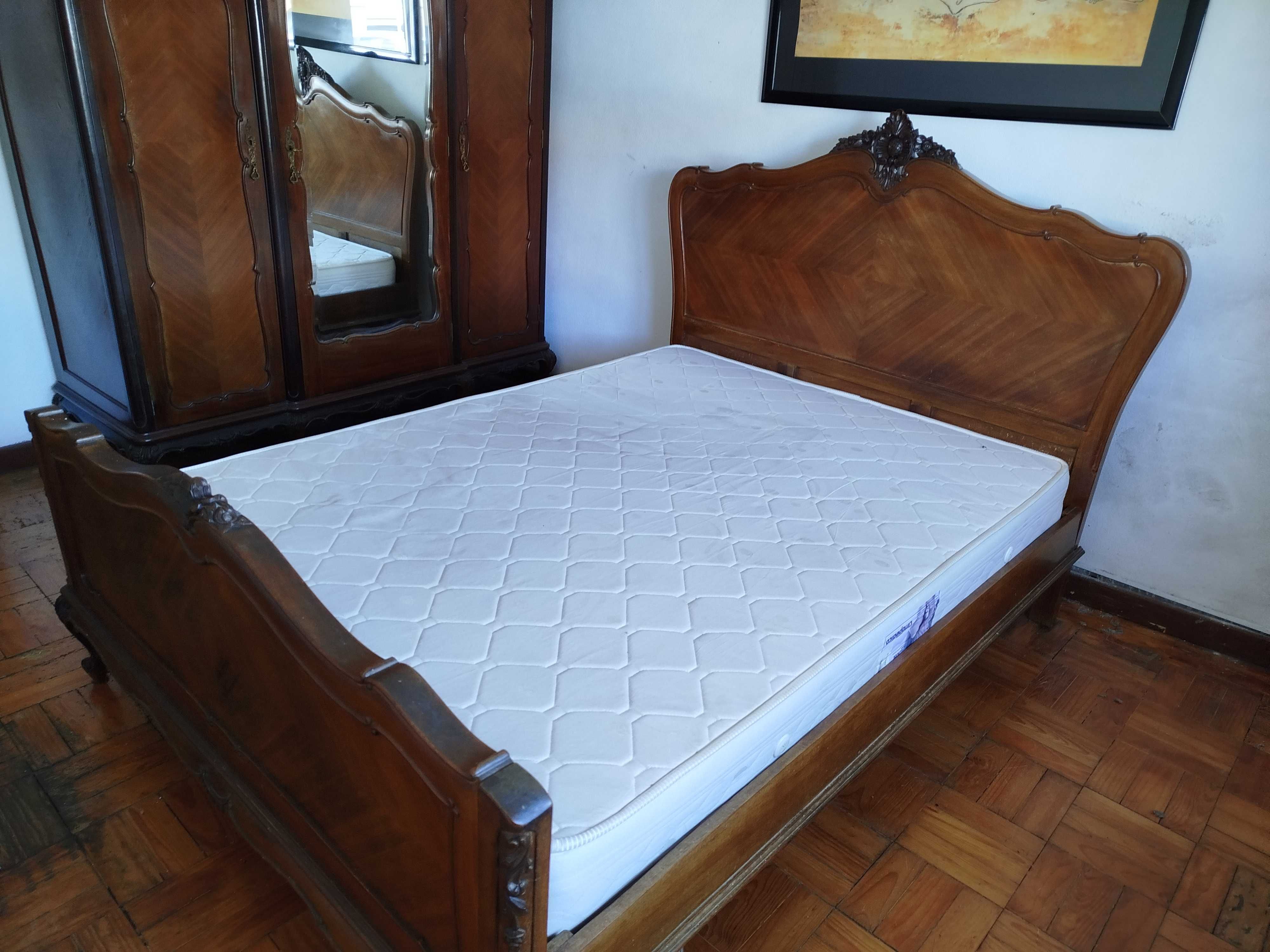 Cama de casal com colchão em madeira maciça e cor castanho