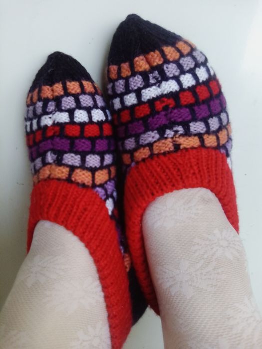 Продам вязаные носочки и следочки.