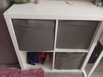 Ikea kallax można wykorzystać jako bazai pod biurko